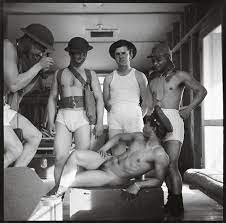Nackte Soldaten: Fotos aus dem Krieg - DER SPIEGEL