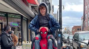 Fotoğrafta iki maskeyle gözüken tom holland, set hakkında başka bir detaya yer vermedi. Tom Holland Teases Career Highlight On Spider Man 3 Set Entertainment News The Indian Express