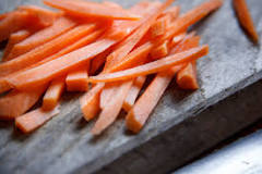how-do-you-cut-carrots-to-feed-a-horse
