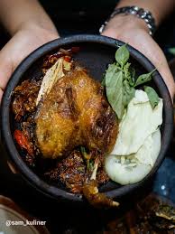 Bebek goreng menjadi salah satu pilihan menu khas indonesia yang bisa dengan mudah kita temui dimanapun. Warung Lalapan Ojo Lali Madiun Bebek Goreng Yang Sukses Bikin Ingat Terus