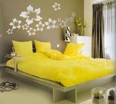Уютна спалня в неутрални цветове с голямо двойно легло. Prekrasni Dekoracii Za Spalnyata Vi Interior Decisions
