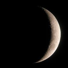 Crescent moon (photo) | Radiology Case | Radiopaedia.org