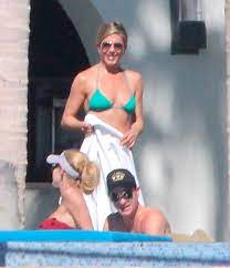 Jennifer Aniston and Courteney Cox in green bikinis in Cabo|Lainey Gossip  Entertainment Update