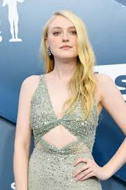 She is the eldest daughter of tennis professional heather joy and minor league basket ball player steven j fanning. Dakota Fanning At The 2020 Sag Awards These 2020 Sag Awards Beauty Looks Have Us Seeing Stars Literally Popsugar Beauty Middle East Photo 50