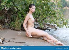 Junge Schöne Mädchen, Die Nackt Draußen Posieren Stockfoto - Bild von  erwachsener, reizvoll: 153857082