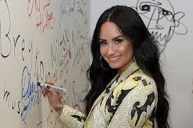 Cool for the summer es una canción de demi lovato que se estrenó el 1 de julio de 2015, este tema está incluido dentro shhhh.don't tell your mother got my mind on your body and your body on my mind got a taste for the cherry i just need to take a bite take me down into your paradise don't. Demi Lovato Goes Blonde For The Summer With New Hair Color