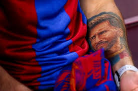 Messi se presentó este jueves en la conferencia de prensa previa al partido con la pierna vendada, ya que el tatuaje se hizo el martes poco después de haber llegado a buenos aires de españa. Ili2yzvdhiuapm