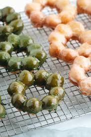 Pon de ring (ポンデリング) is a mister donut's signature donut in japan, which is made of a connected circle of 8 dough balls. Pon De Ring Donut Recipe ãƒãƒ³ãƒ‡ãƒªãƒ³ã‚° Just One Cookbook