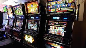 Differences Between Playing Slot Machines and Video Poker