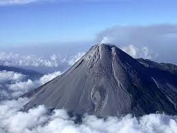 Guung merapi memuntahkan lava pijar sebanyak enam kali sejak tadi malam hingga pagi tadi. Gunung Merapi