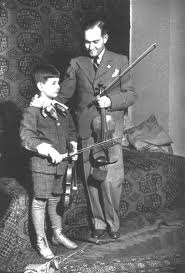 Фото "Скрипачи: отец Давид и сын Игорь Ойстрах", 1941 год - История России в фотографиях