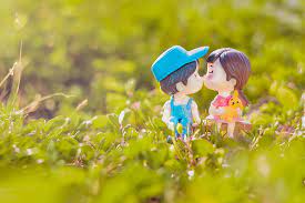 boy kiss love figurines hd