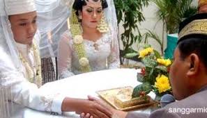 Upacara panggih disebut juga upacara dhaup atau temu, prosesi inilah puncak acara pernikahan adat jawa. Pernikahan Adat Jawa 3 Makna Dan Istilah Sanggar Rias Dian Pravita