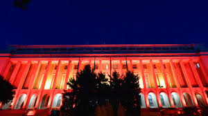 Val de glume după ce Palatul Victoria a fost colorat, marți seară, în culoarea PSD-ului