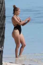 Que las fotos sean actuales, lo vamos viendo. Jennifer Lopez Fue Captada Al Natural Y En Atrevido Traje De Bano En La Playa El Diario Ny