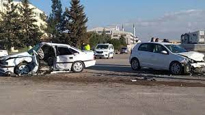 Gaziantep'te iki otomobil kafa kafaya çarpıştı: 1 ölü,4 yaralı - Son Dakika  Haberleri