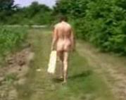 Frau geht nackt spazieren