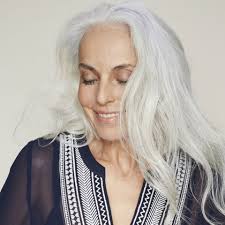 Comment porter les cheveux blancs a 60 ans femme actuelle le mag. Qui Est Yazemeenah Rossi Le Top Modele Francais De 61 Ans Aux Cheveux Blancs Qui Affole La Toile Et Le Monde De La Beaute Gala