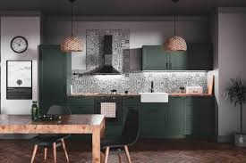 16 colors that go with forest green in