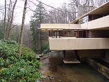 La casa kaufmann universalmente nota come casa sulla cascata è una villa realizzata in america in pennsylvania dall'architetto frank lloyd wright. Casa Sulla Cascata Wikipedia