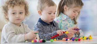 Colorido juego sensorial para jugar con la motricidad fina de los niños