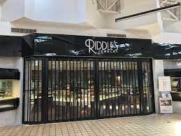 riddle s jewelry closes at hutchinson mall