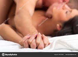 激情夫妻的性爱。亲吻夫妇在床上。年轻的情人。Kamasutra位置。浪漫的时刻。感官上的诱惑欲望. —  图库照片©Tverdohlib.com＃454102850