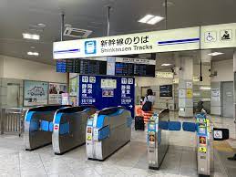 yoshi on X: 東海道新幹線 豊橋駅の改札口発車標は既報の通り5段タイプのLCDになってた、新幹線改札口も乗換口も  t.coQeFxBO1Ghy  X