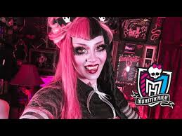 into draculaura from monster high
