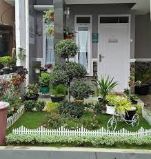 Jika rumah anda berkonsep minimalis dan ingin membuat sebuah taman, anda bisa menggunakan ponytail palm atau nolina sebagai komposisi tanaman salah satu tanaman hias untuk taman di dalam rumah adalah bunga adenium. 15 Model Dan Desain Taman Depan Rumah Minimalis Yang Mewah