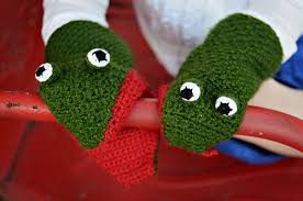 Free scarf knitting patterns that keep you cozy with thick warm fabric created with cables, textured stitches, or bulky yarns. Knit Crocodile Or Frog Hand Puppet Knit Toys Plushies Doitory Doitory