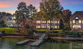 homes in the peninsula lake