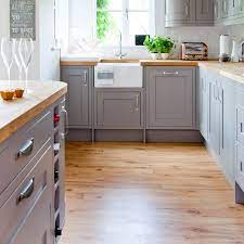 Lantai dari jenis kayu jati adalah sebuah produk favorit para pelanggan karena kualitas kuat dan kualitas kerasnya. 11 Desain Lantai Dapur Motif Kayu Yang Bikin Masak Makin Asik Mustika Land