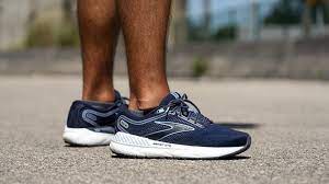 7 best walking shoes for flat feet in