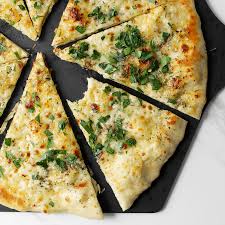 white cheese pizza with garlic and mozz