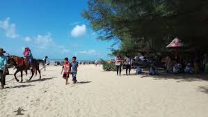 Harga tersebut belum termasuk biaya parkir kendaraan. Retribusi Tiket Pantai Wisata Lombang Sumenep Bocor