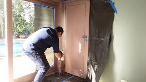 Quais as tintas mais indicadas para pintar as portas de sua casa, tanto de madeira como de ferro. Quer Jeito Mais Pratico De Pintar Uma Porta Youtube