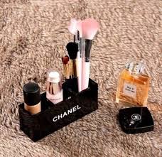 chanel beauty black glossy makeup brush