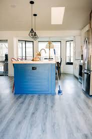 Fortunately, cleaning vinyl flooring is a fairly straightforward and inexpensive process, and with proper care, it's easy to maintain the material's one of the best cleansers for vinyl flooring is apple cider vinegar. Rosayrojonocombinan