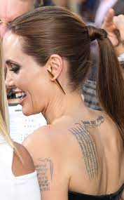 Photos : Angelina Jolie commence à effacer ses tatouages en référence à  Brad Pitt !