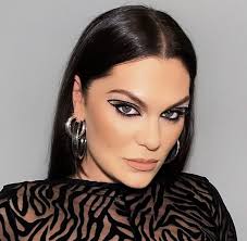 jessie j announces her pregnancy over