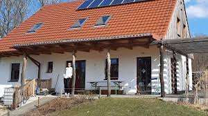 Bydlet levně a ekologicky. Rodina z Prahy si v Křižanech postavila  netradiční dům Slamák • mujRozhlas