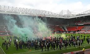 Manchester united have turned corporate boxes at old trafford into substitute bedrooms so that players arriving early for this evening's match against liverpool to avoid any fans' protests can. Manchester United V Liverpool Postponed After Old Trafford Protests As It Happened Football The Guardian