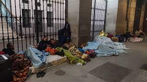El colapso del servicio de emergencia social en Madrid: niños durmiendo en la calle, vecinos entregando mantas | Madrid | EL PAÍS