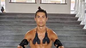 Simak tips dan triknya berikut ini. Fans Question Cristiano Ronaldo S Photoshopped Six Pack In Revealing Instagram Post Sportbible