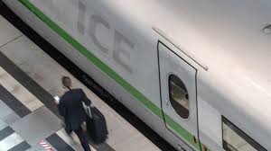 Die leute fragen, ob der zug verspätung hat. Deutsche Bahn Ab Dezember Mehr Fernzuge Auf Wichtigen Strecken