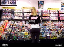 Personale in HMV store interno con DVD DVD, REGNO UNITO Foto stock - Alamy