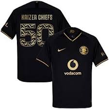 Das kaizer chiefs ausweichtrikot der aktuellen saison 2019 / 2020 ist jetzt im sale! Kaizer Chiefs Trikots T Shirts Beflockungen Mehr Von Subside Sports