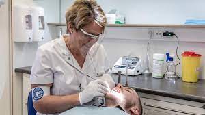 Geen geld voor de tandarts: 'Mondzorg moet terug in het basispakket' :  r/thenetherlands