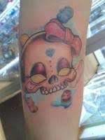 Ashley costello su tatuaje de calavera en su mano derecha. Tattoo De Una Calavera Con Sombrero De Cocinero Y Dos Cuchillos